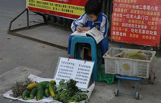 Sells Vegetable on the Street to Find Birth Parents 