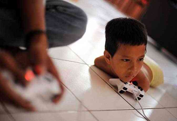 boy will play video game without arms and legs