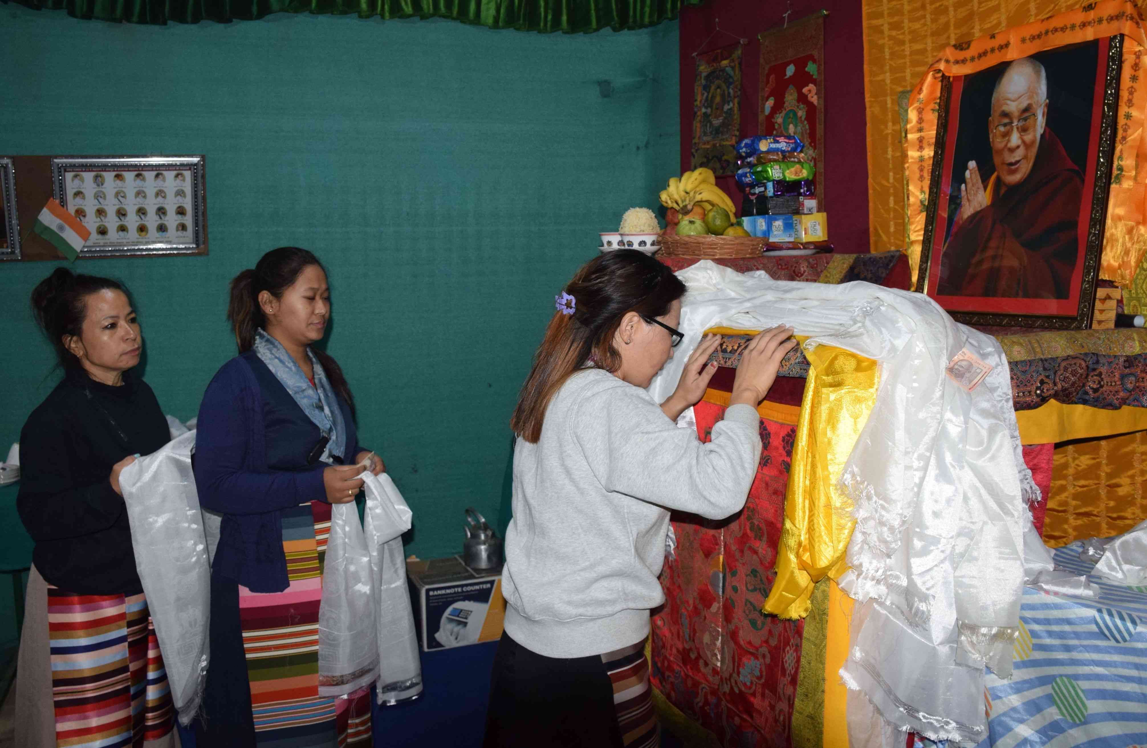 world human rights day celebrates at tibetian market