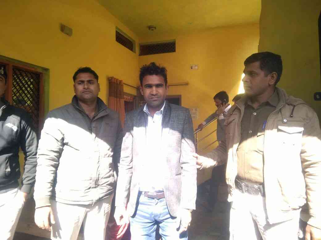 Fake Lokayukta SI arrested in mp trying to copy special 26 movie