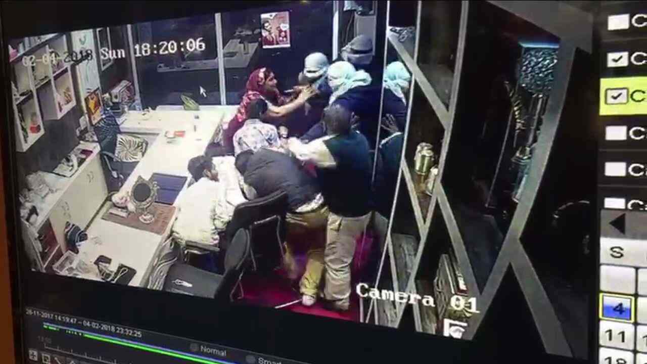 wife of businessman catch gun from thugs and pull them with bravery