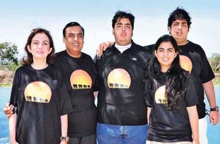 Mukesh Ambani with family 