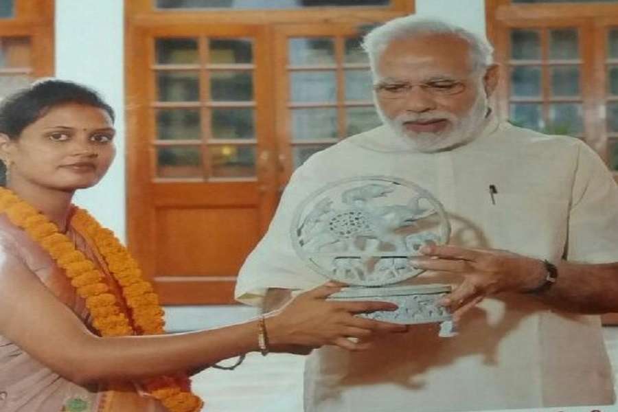 रामनगर भीटी की प्रधान सुशीला सोनकर सॉफ्ट स्टोन जाली वर्क का नमूना पीएम को भेट करते