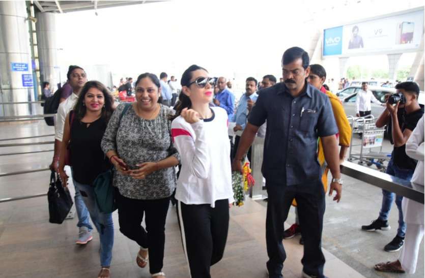 Karsihma kapoor spotted at Jaipur Airport, Jaipur news