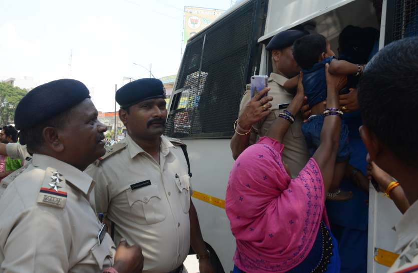 पुलिस ने नहीं निकालने दी रैली, आठ की घंटे की ड्यूटी और साप्ताहिक अवकाश की मांग को लेकर महिलाओं ने की नारेबाजी