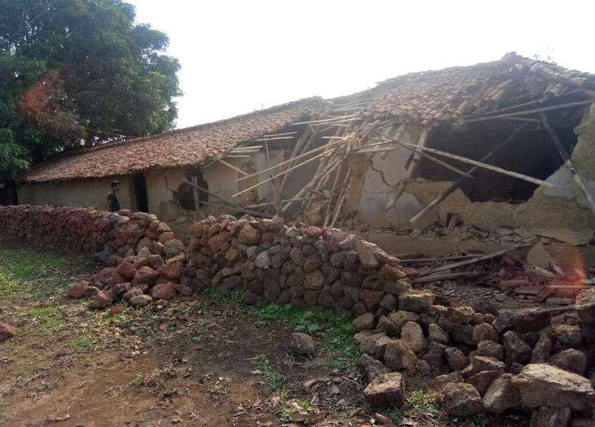 broken houses in Mainpat