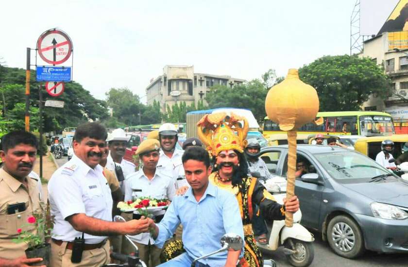 Artist dressed like Yamraj warns traffic rule violators
