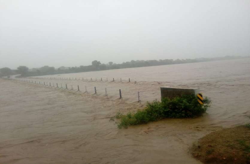 Breking Now : नदी उफनाई, बाढ़ में फंसे एक ही परिवार के पांच लोग, रेस्क्यू जारी