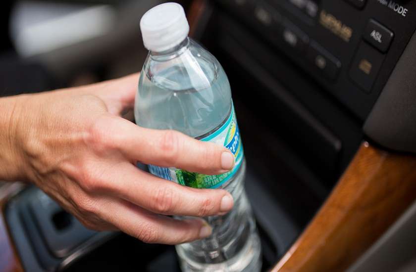 reason why one should not leave plastic water bottle in hot car