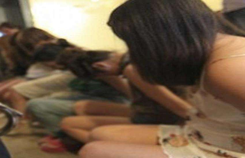 नई दिल्ली रेलवे स्टेशन के पास एक होटल से छुड़ाई गईं 53 नेपाली लड़कियां, वेश्यावृत्ति में धकेलने का संदेह