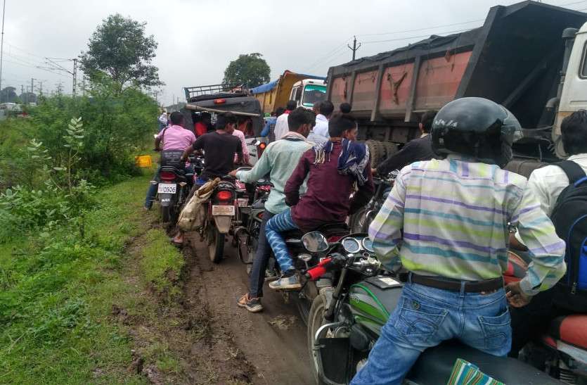 मरम्मत के नाम पर 14 घंटे बंद रहा कन्हाईबंद नैला रेलवे फाटक, दोनों ओर लगी रही वाहनों की कतारें