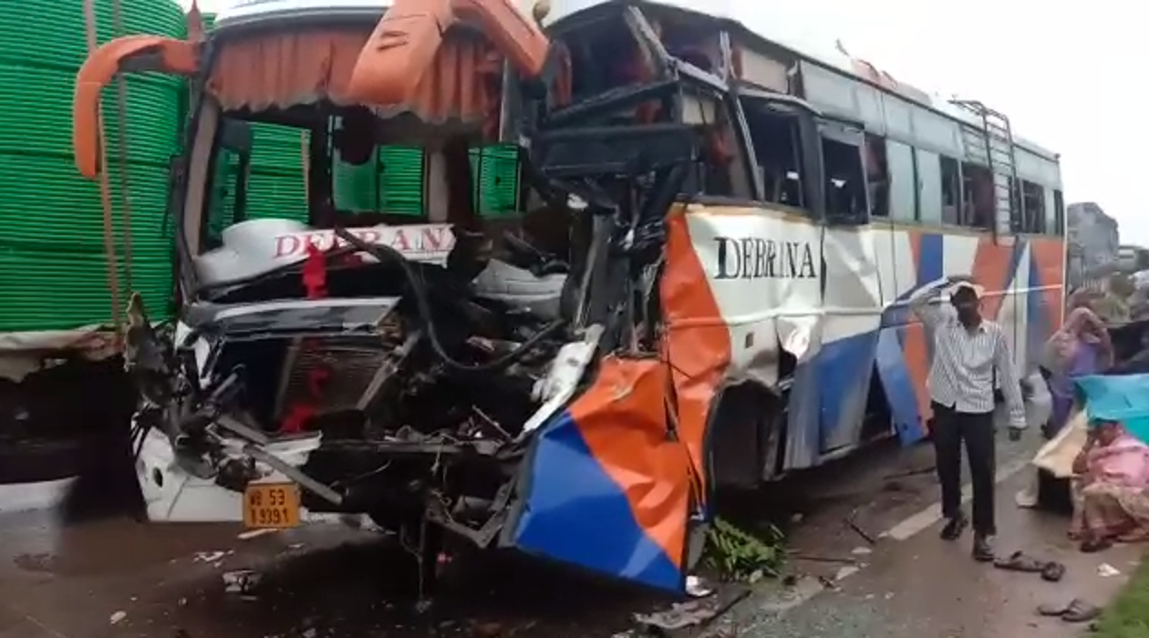 Tourist bus accident near awadh law degree college safedabad barabanki