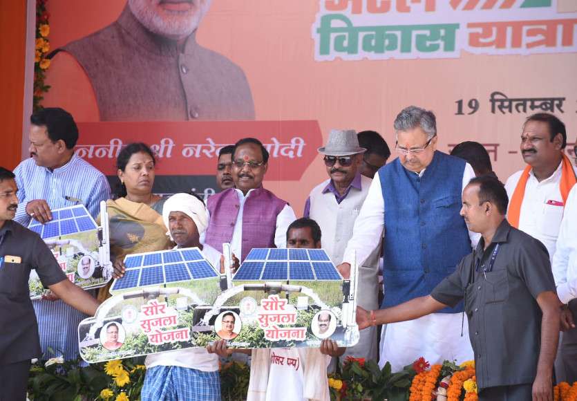 CM distributed things in Balrampur