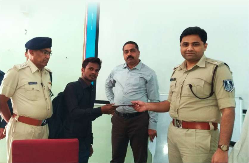 Sidhi Police distribute 51 lost Mobile to their owner on Diwali