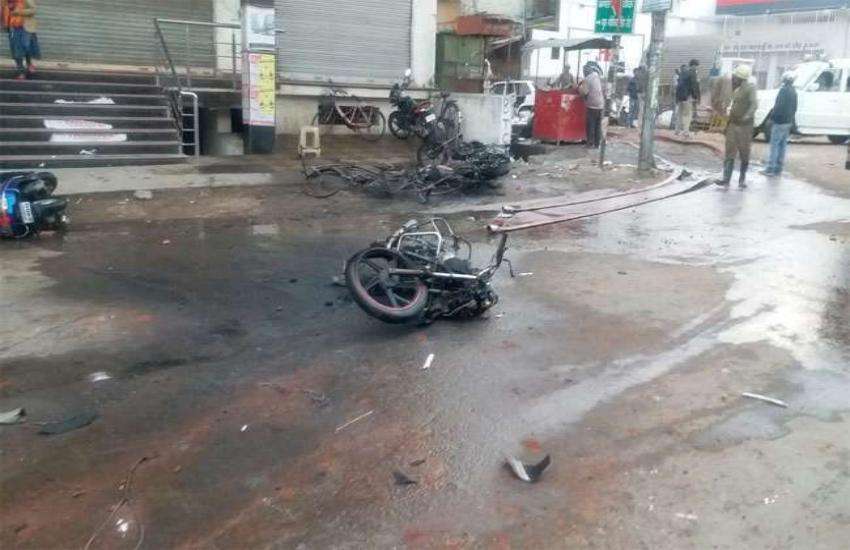 झारखंड: हजारीबाग में सांप्रदायिक तनाव,लोगों ने 4 मोटरसाइकिलों में लगाई आग