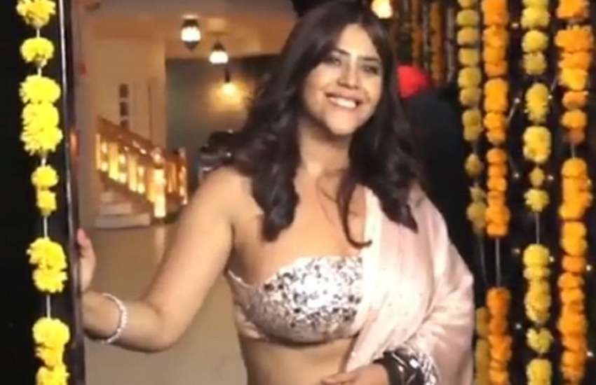 ekta-kapoor-trolled-for-her-bold-outfit-in-award-function-photos-viral