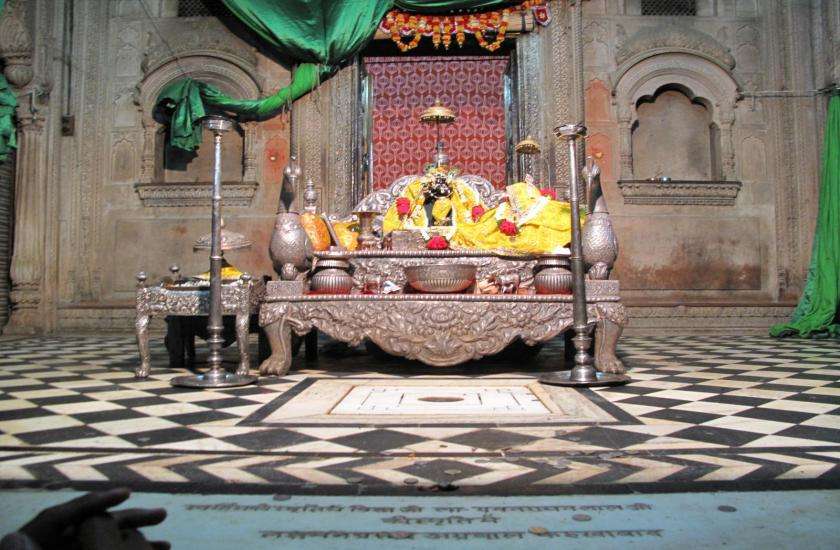 वृंदावन में स्थित श्री राधारमण मंदिर