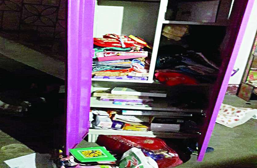 5 lakhs looted by 4 yung mans in jashpur chhattisgarh