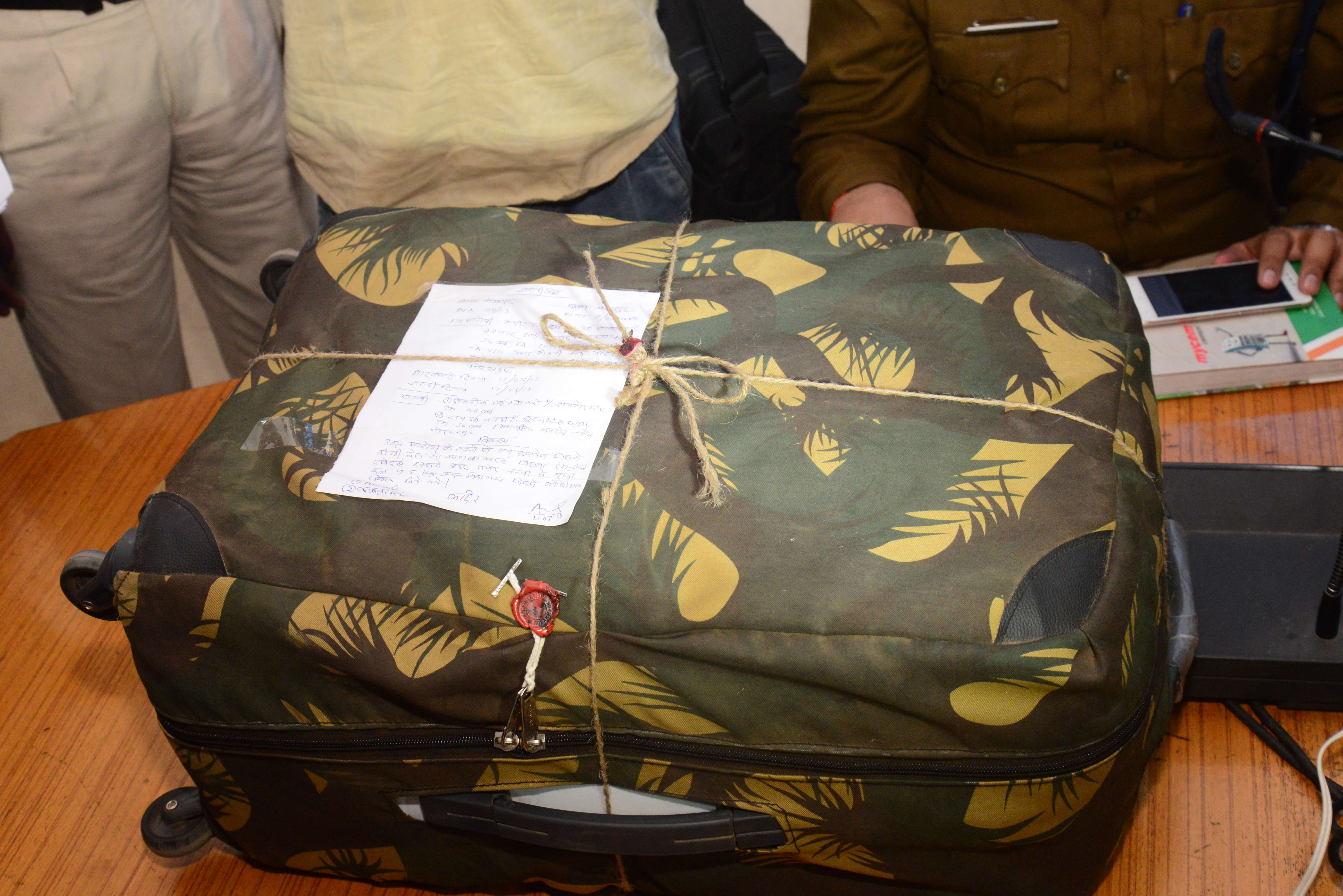 सूटकेस में 9.50 किलो गांजा मिला