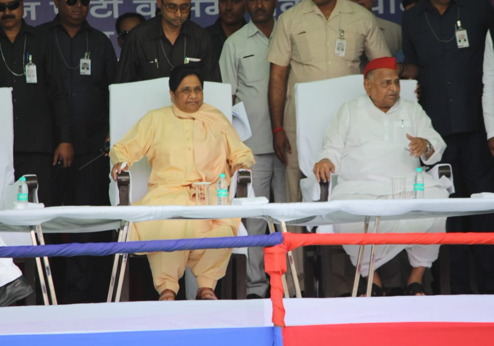 mulayam akhilesh yadav and mayawati together on stage in mainpuri