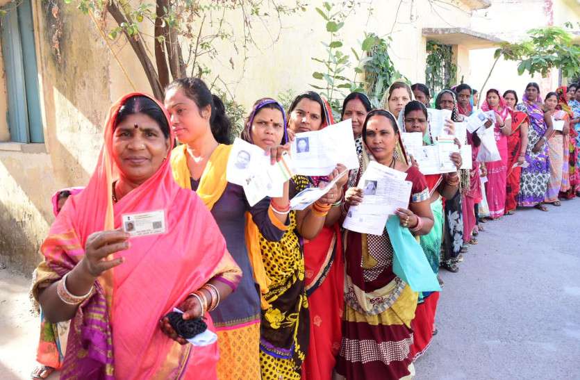 मतदान केन्द्रों के गेट खुलने के पहले ही पहुंचे लोग, ताकि तेज धूप में बच सके कतार से