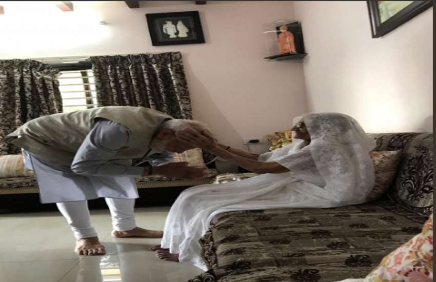 मोदी की मां के घर में लगी राधा कृष्ण की फोटो, जिसे सोशल मीडिया पर नेहरू की फोटो लगाकर वायरल किया गया