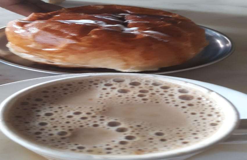 Ahmedabad ki Irani chay with bread