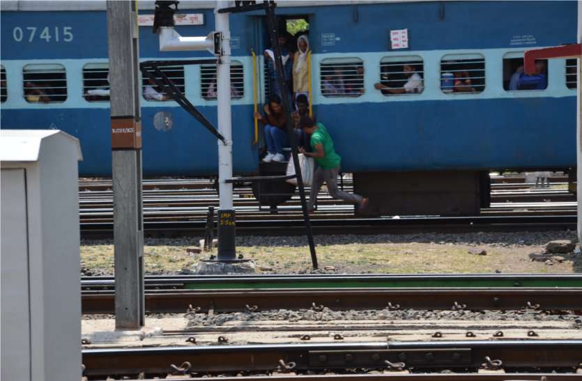 RPF not taking action, illegal vendors activated again in trains