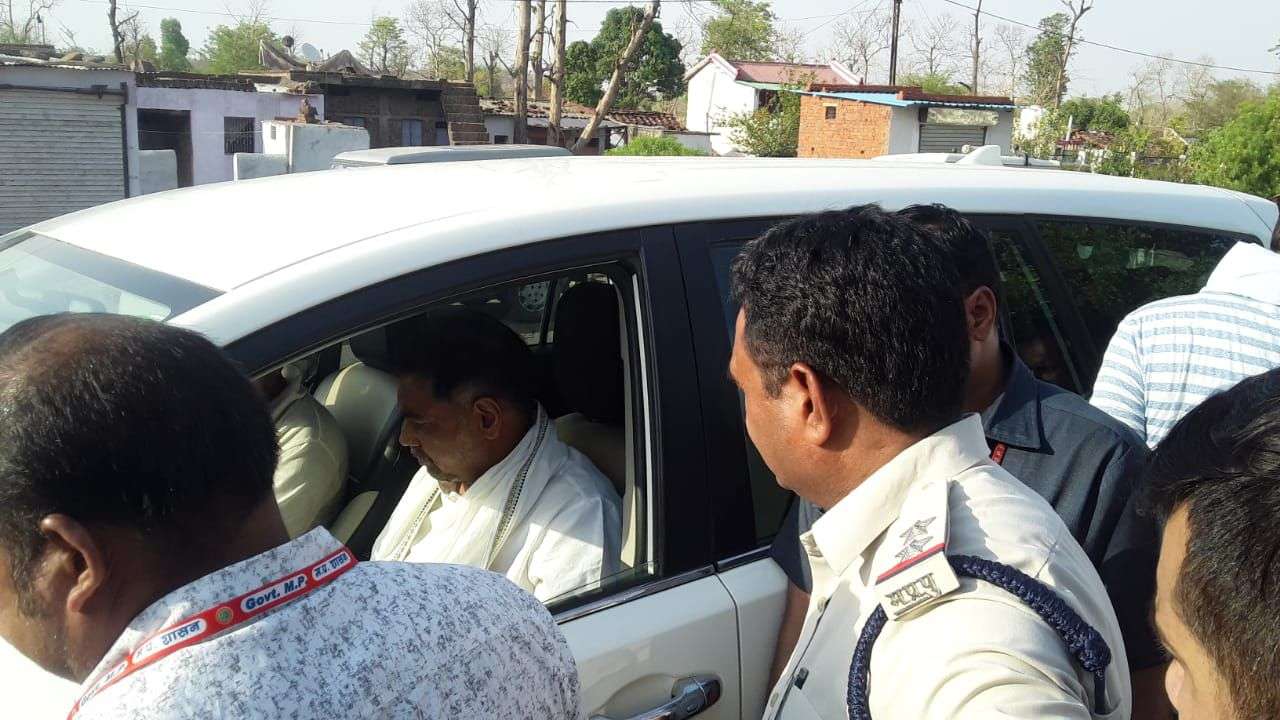 Breaking : मतदान के दौरान दमोह में घूम रहे नरसिंहपुर विधायक को पुलिस ने पकड़ा,सांसद के है भाई