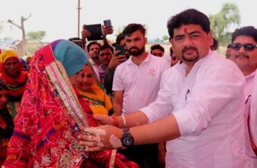 राजस्थान के चूरू में एक बिन मां की बेटी की शादी में सोशल मीडिया वाले 50 भाई भात लेकर पहुंचे। इनमें राजस्थानी के मशहूर कॉमेडियन मुरारी लाल पारीक गोगासर भी शामिल हुए।