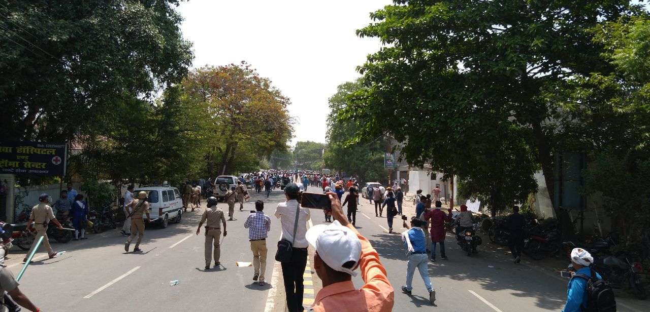 UPPSC : प्रयागराज में बवाल, सुरक्षा बलों से भिड़े प्रतियोगी छात्र, पथराव