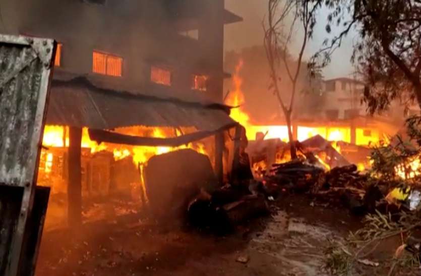 सिंघल फर्नीचर में तड़के लगी आग, पीछे स्थित लकड़ी टाल भी आया चपेट में, पूरा सामान जलकर खाक
