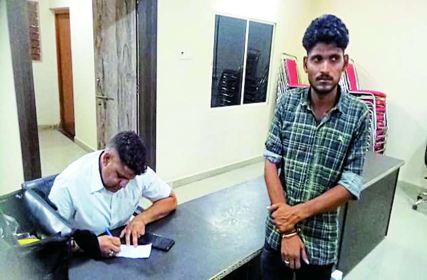 moren nagar nigam officer caught red handed while taking bribe