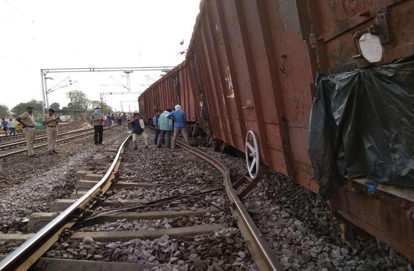 Two bins of the goods train, D-rail, affected Jansatabdi Express