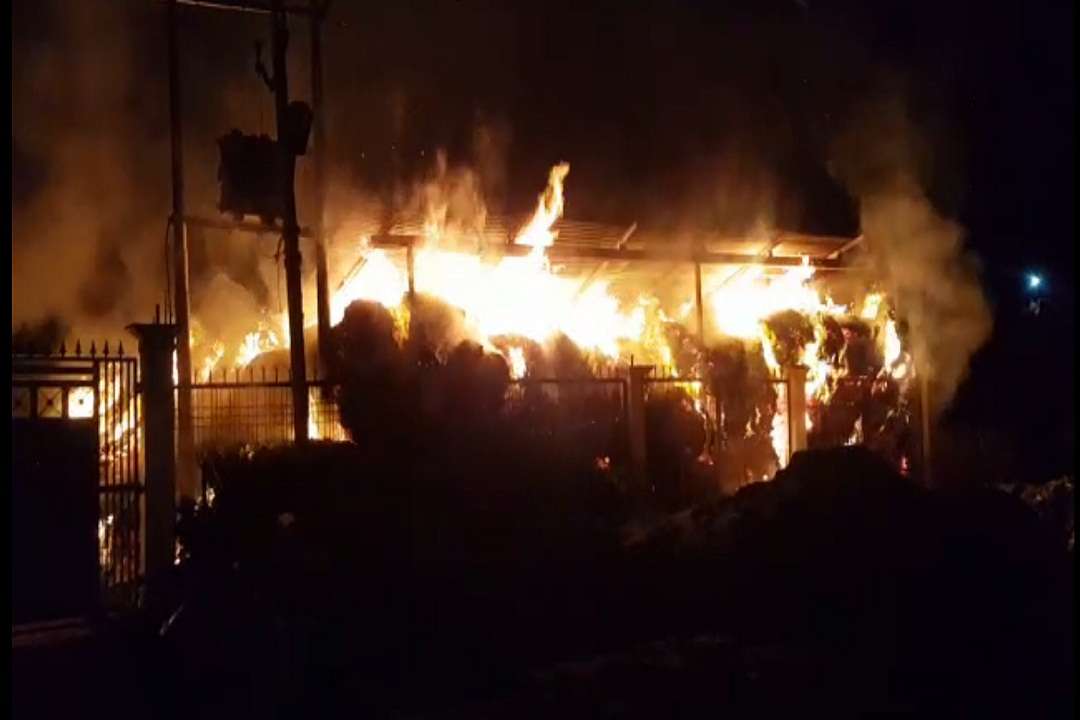 Fire in scrape warehouse