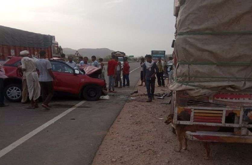 जयपुर में शाहपुरा-दौसा मनोहरपुर हाइवे पर शनिवार सुबह एक कार खड़े ट्रक में जा घुसी जिससे उसमें सवार सीकर निवासी दो सगे भाइयों सहित तीन की दर्दनाक मौत हो गई।