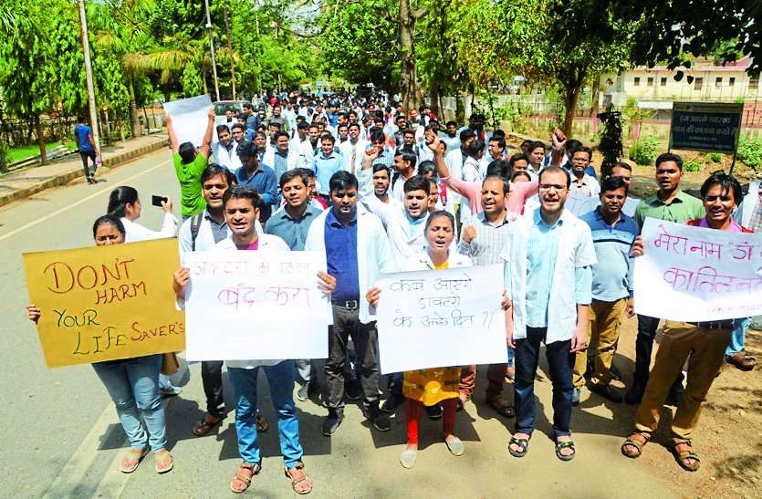 प.बंगाल में डॉक्टरों से मारपीट का विरोध: दो घंटे हड़ताल पर रहे जूनियर डॉक्टर, मरीज हुए परेशान
