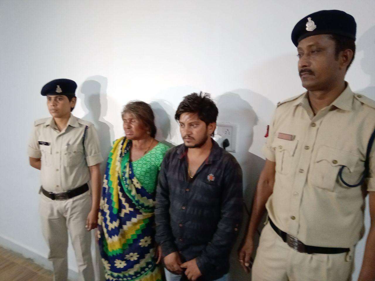 Mother and son arrested for stealing in bank in Bilaspur Chhattisgarh