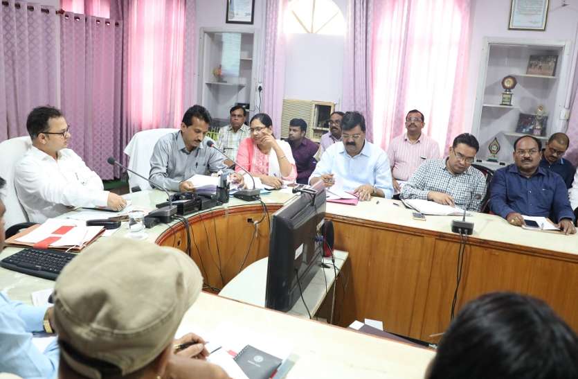 Collector SB Singh taking meeting of officers