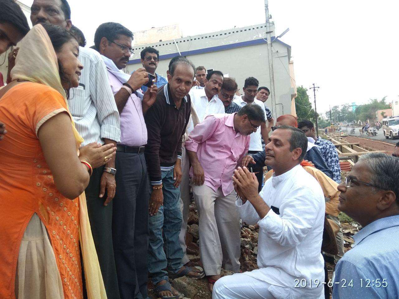 Ruckus between police and people in Bilaspur Chhattisgarh