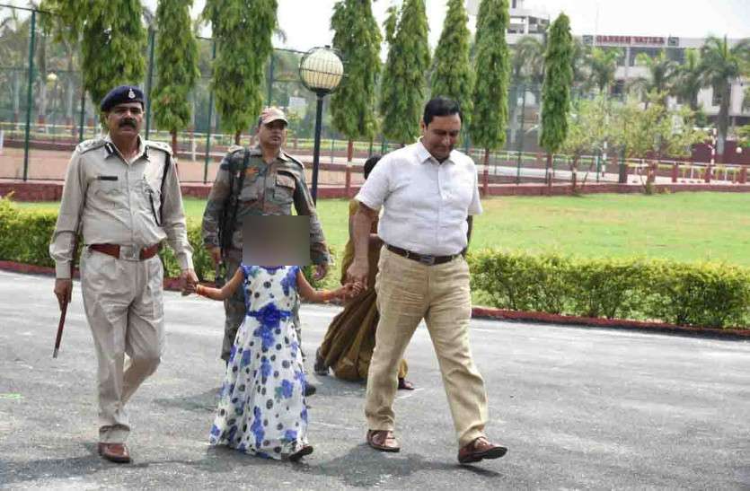 Prisoner's daughter reached school with the collector in Bilaspur