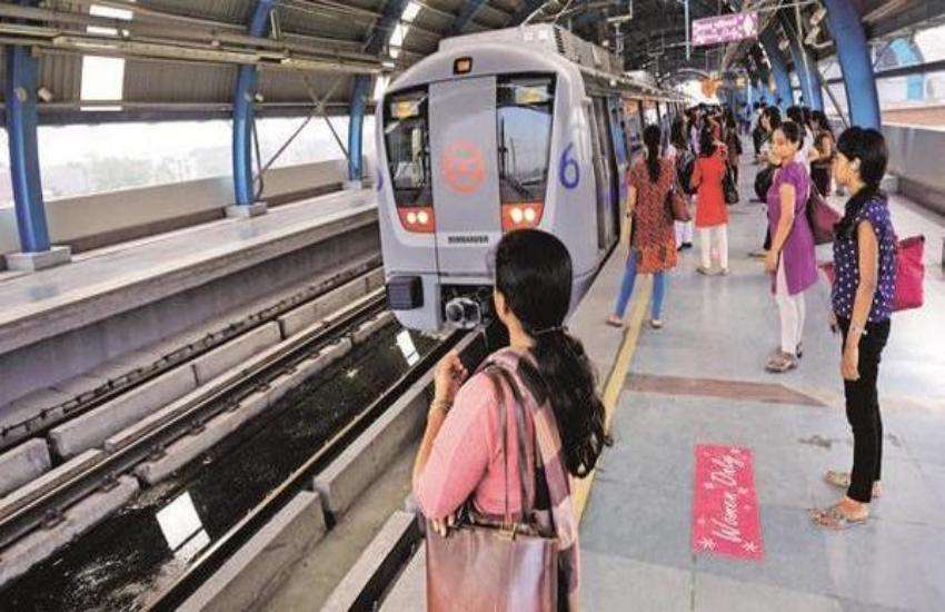 दिल्ली मेट्रो में महिलाओं के फ्री सफर पर मोदी सरकार का इनकार, कहा-हमें नहीं मिला कोई प्रस्ताव
