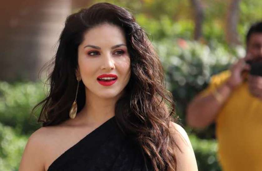 Sunny Leone Gun Shot by Person on Sets Video