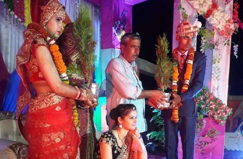 Unique Wedding of Farmer's Daughter : एक तरफ देश में 200 करोड़ की शादी की चर्चाएं हो रही है तो दूसरी ओर एक किसान की बेटी की शादी शहर में चर्चा का विषय बन गई।