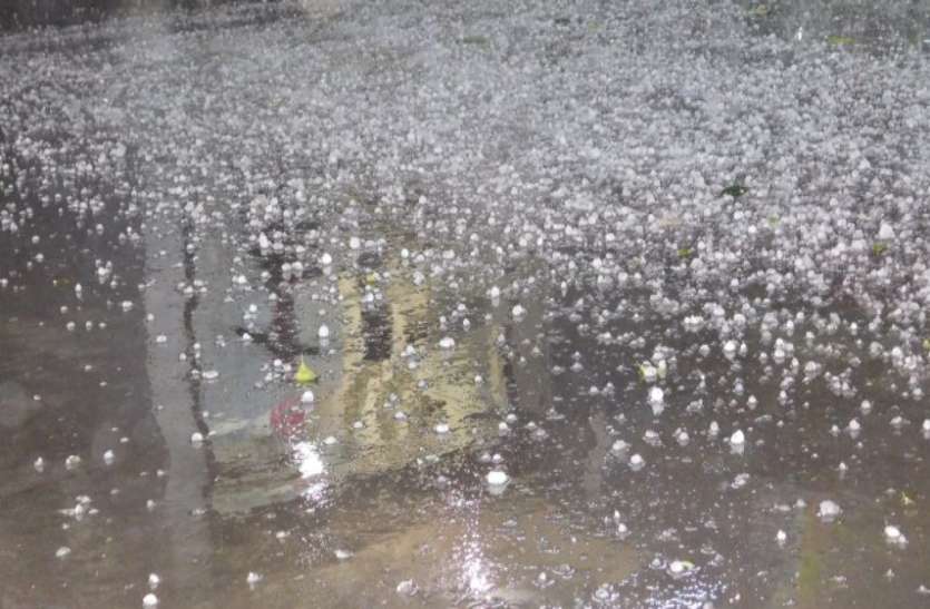 Rain hail in Jhunjhunu Rajasthan : मौसम विभाग के अलर्ट के बाद शेखावाटी में सोमवार को मौसम का मिजाज बदल गया।