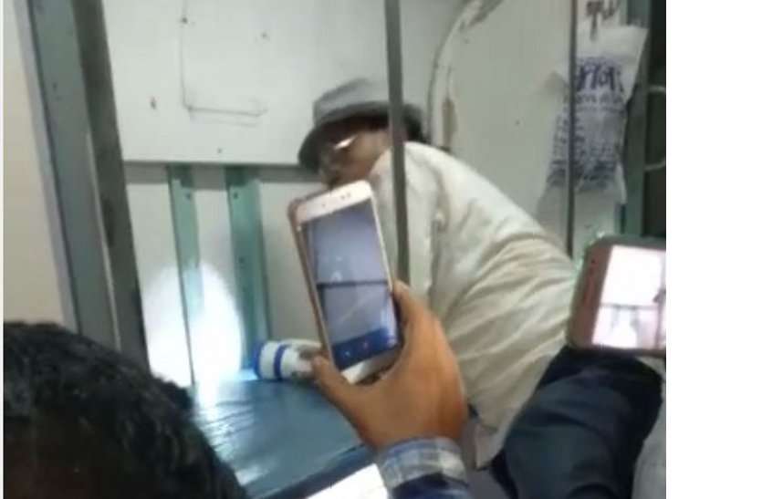 Snake in the Train : ट्रेन में चीखते हुए भागी महिला, बोली बोगी में सांप है