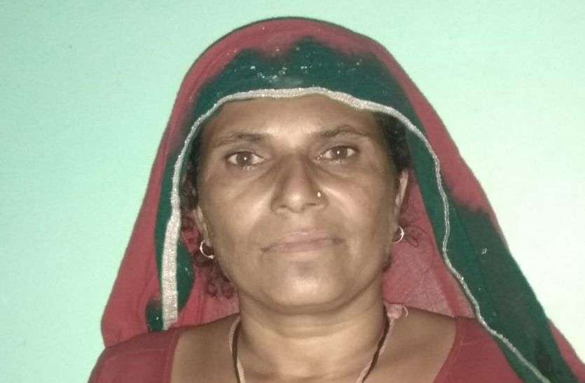 Sanju Devi Owner of 100 Crore Land : सौ करोड़ की जमीन की मालिक संजू देवी मीणा खेती और पशुपालन कर अपने बच्चों को पाल रही है। उसे नहीं पता उसके नाम पर कीमती जमीन कहां पर है।