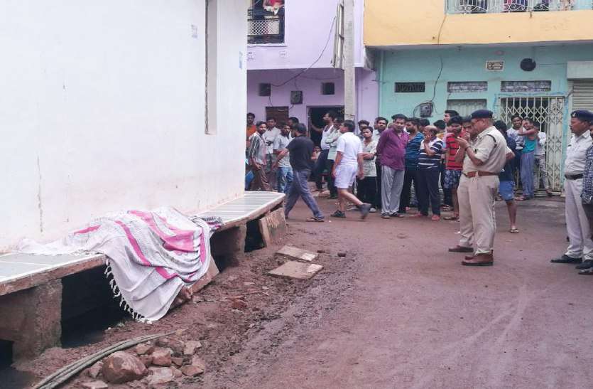 girl dead body found in shivpuri in suspicious condition