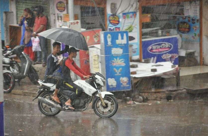 Monsoon Rain in Sikar Jhunjhunu : मानसून की दस्तक के बाद शेखावाटी में दूसरे दिन भी बदरा जमकर मेहरबान रहे। सीकर और झुंझुनूं में अपराह्न 2 बजे बाद अचानक काली घटाएं छा गई और देखते ही देखते तेज हवाओं संग जोरदार बारिश शुरू हो गई, जो करीब 30 मिनट तक जारी रही।