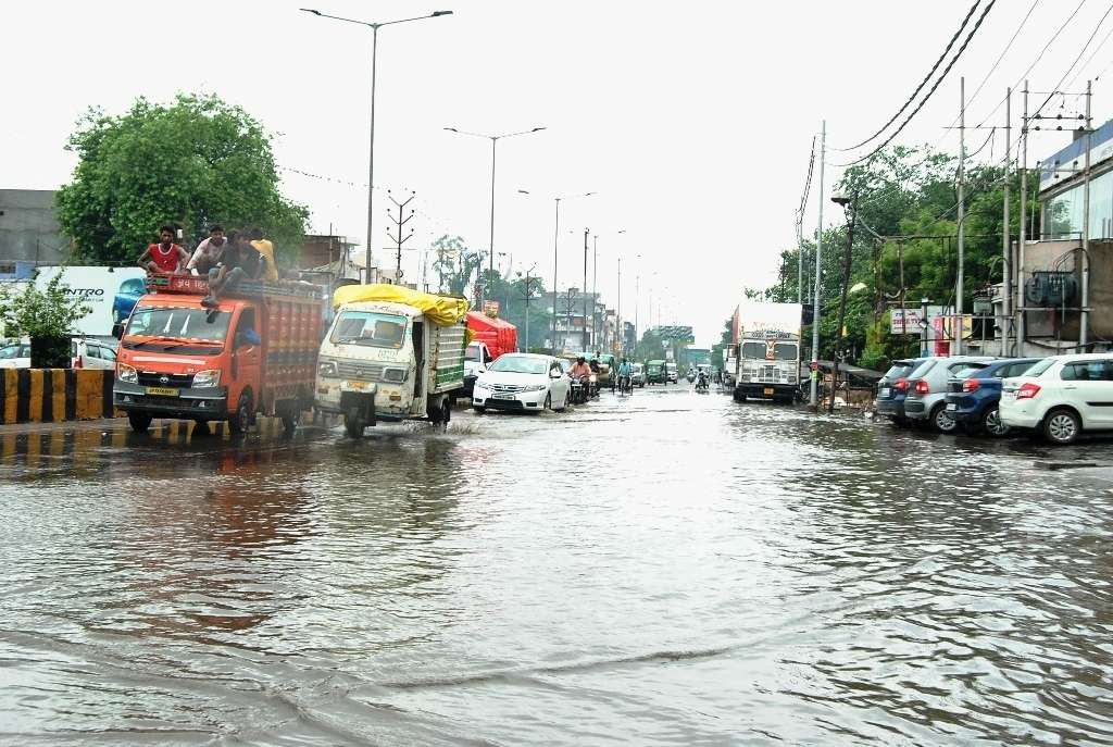 heavy rain is causing problem for people in kanpur